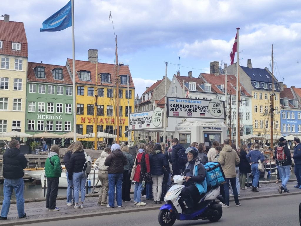Tourists waiting to go on a boat tour in Nyhavn, Copenhagen (Photo: Helen Chen)